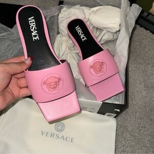 New Versace La Medusa light pink Sandal!
